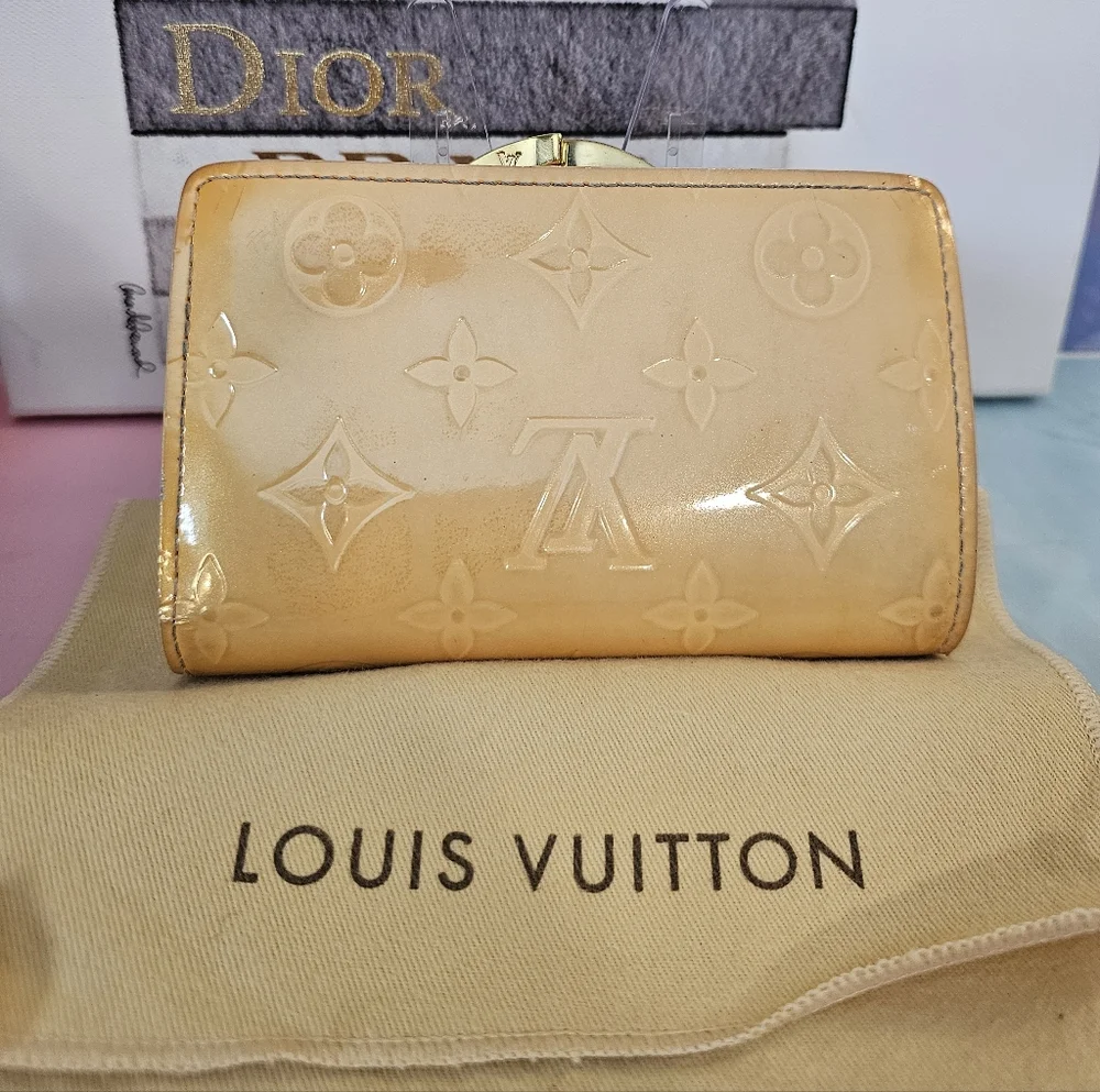 🏵Louis Vuitton Vernis Kisslock Wallet Yellow Beige Porto Monnaie Biennois🏵